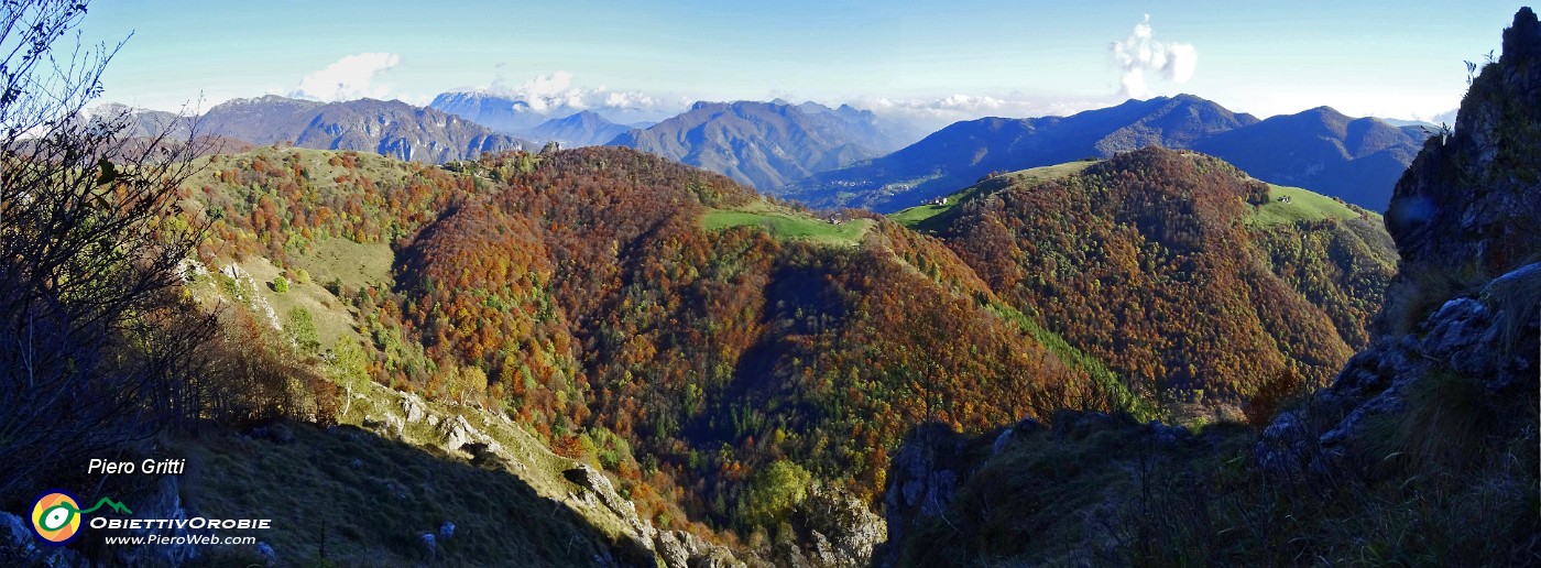73 In primo piano La Sella e la Valle di Bordesiglio colorate d'autunno....jpg